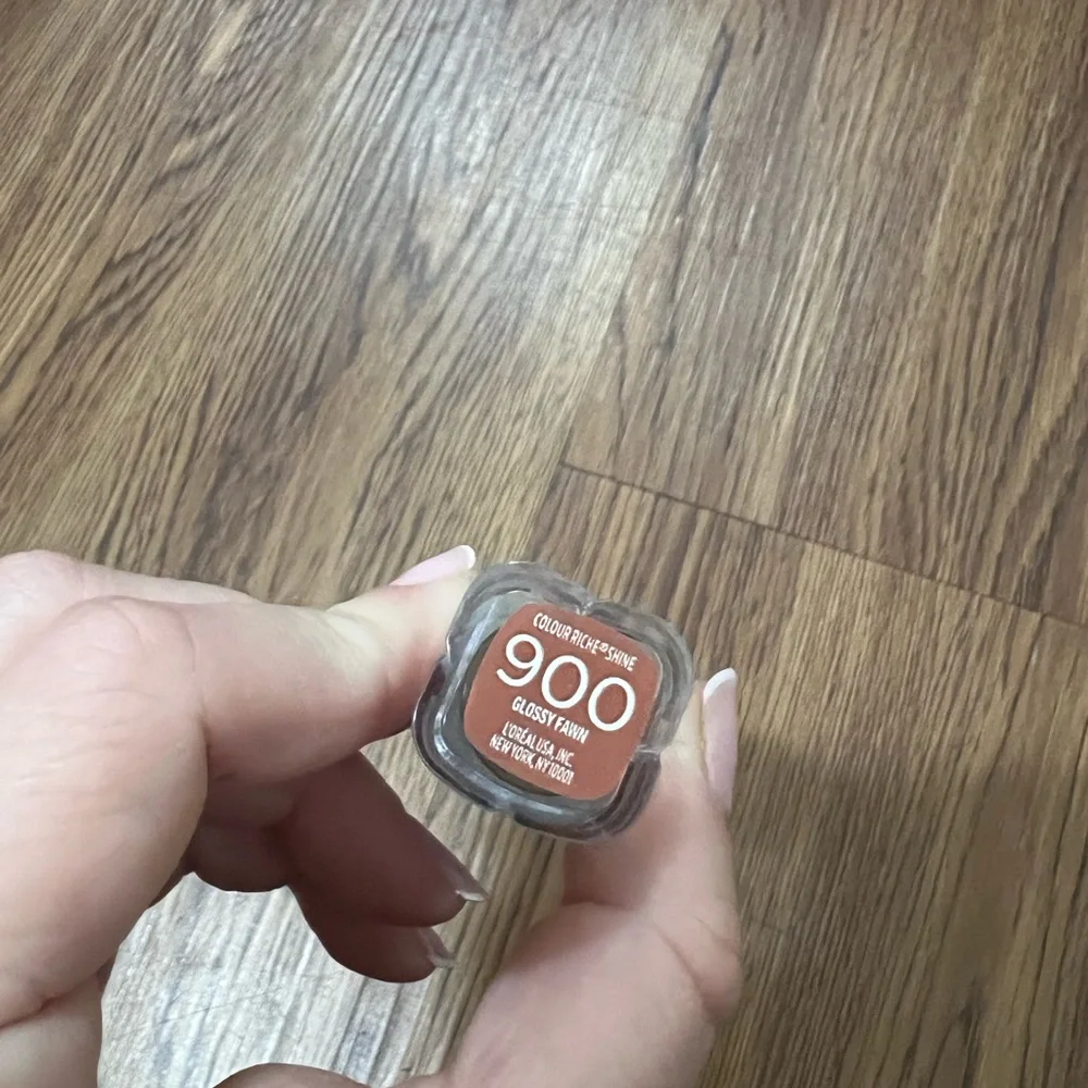 L’Oréal Glossy Fawn 900 Lipstick